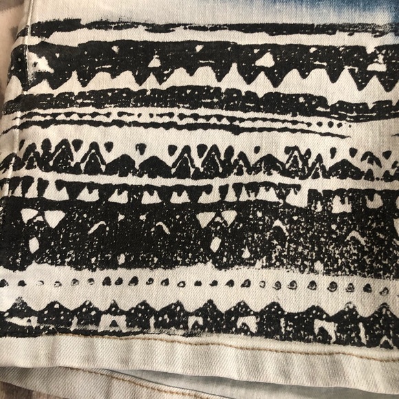 Jessica Simpson Jean Shorts with pattern - Picture 15 of 16